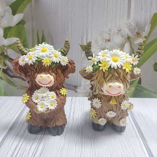2 Pcs Highland Cow Figurine with Flowers Small Resin Highland Cow Statue Spring Farmhouse Scottish Cattle Sculpture for Home Tiered Tray Table Decor