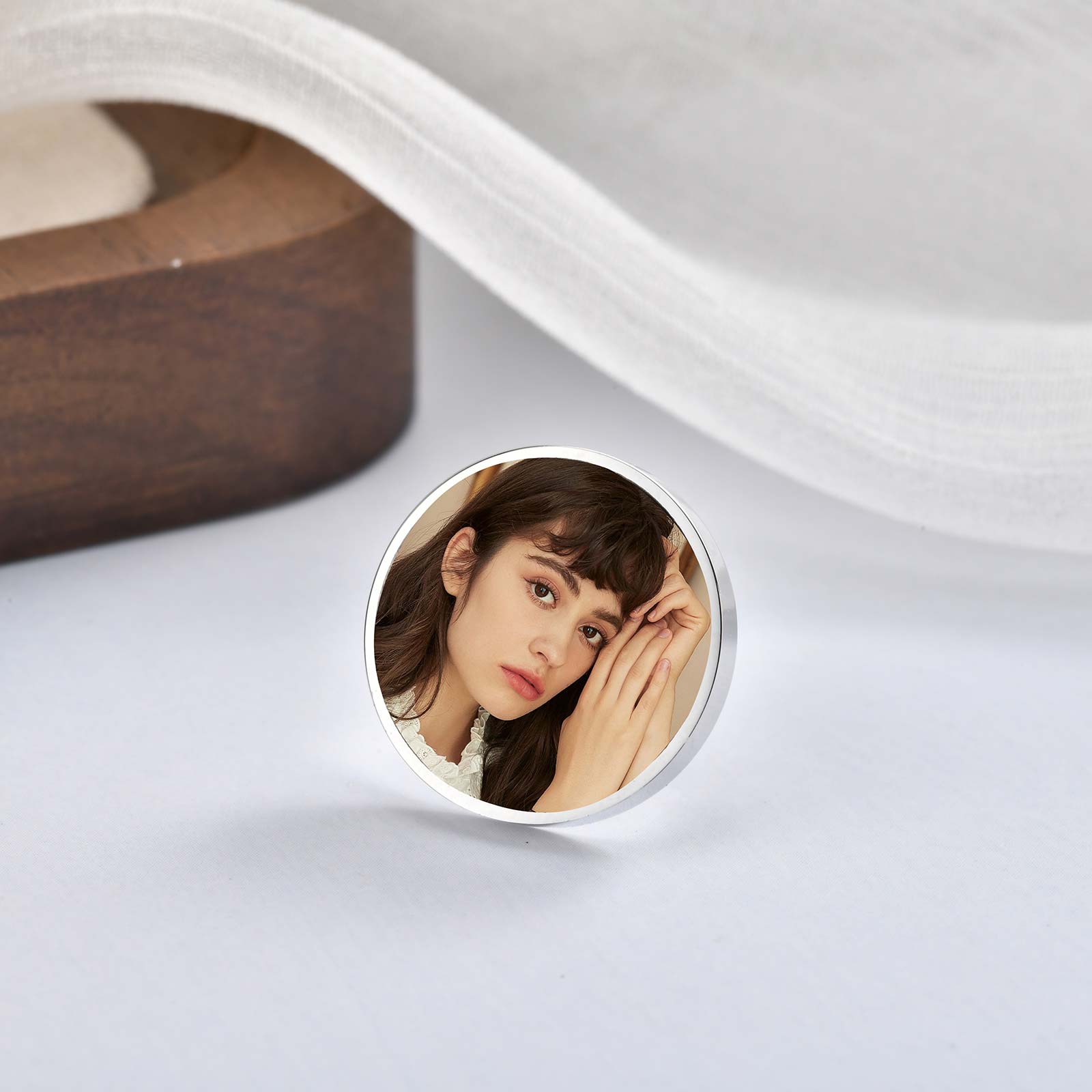 

Free Custom Photo Round Heart Brooch for Women,Stainless Steel Wedding Memorial Picture Pin Brooch,Waterproof Charm Jewelry Gift