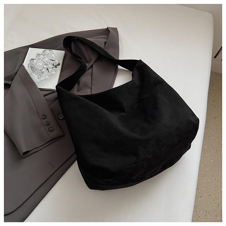 

Свободная сумка большой вместимости женская 2025 новая дорожная на плечо сумка-мессенджер замшевая сумка-тоут сумка-ведро тренд чёрный