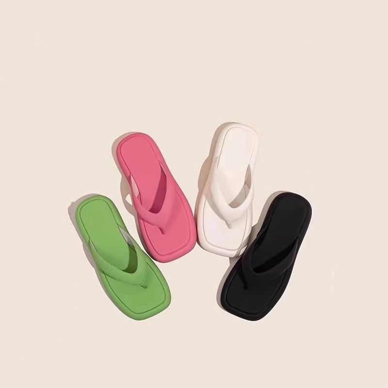 Flip-flops women's thick-soled cool slippers summer wear 2024 new pinch foot flat-soled fashion Internet celebrity super fire beach shoes