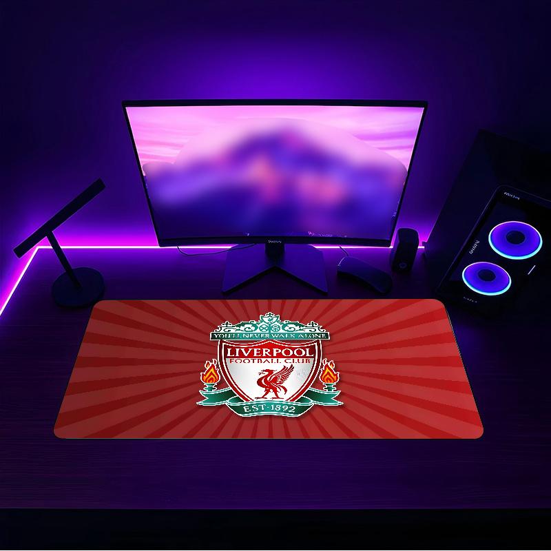 Liverpool (63) Podložka pod myš s protiskluzovou gumovou základnou vhodná pro domácí kanceláře a ideální dárek pro hráče