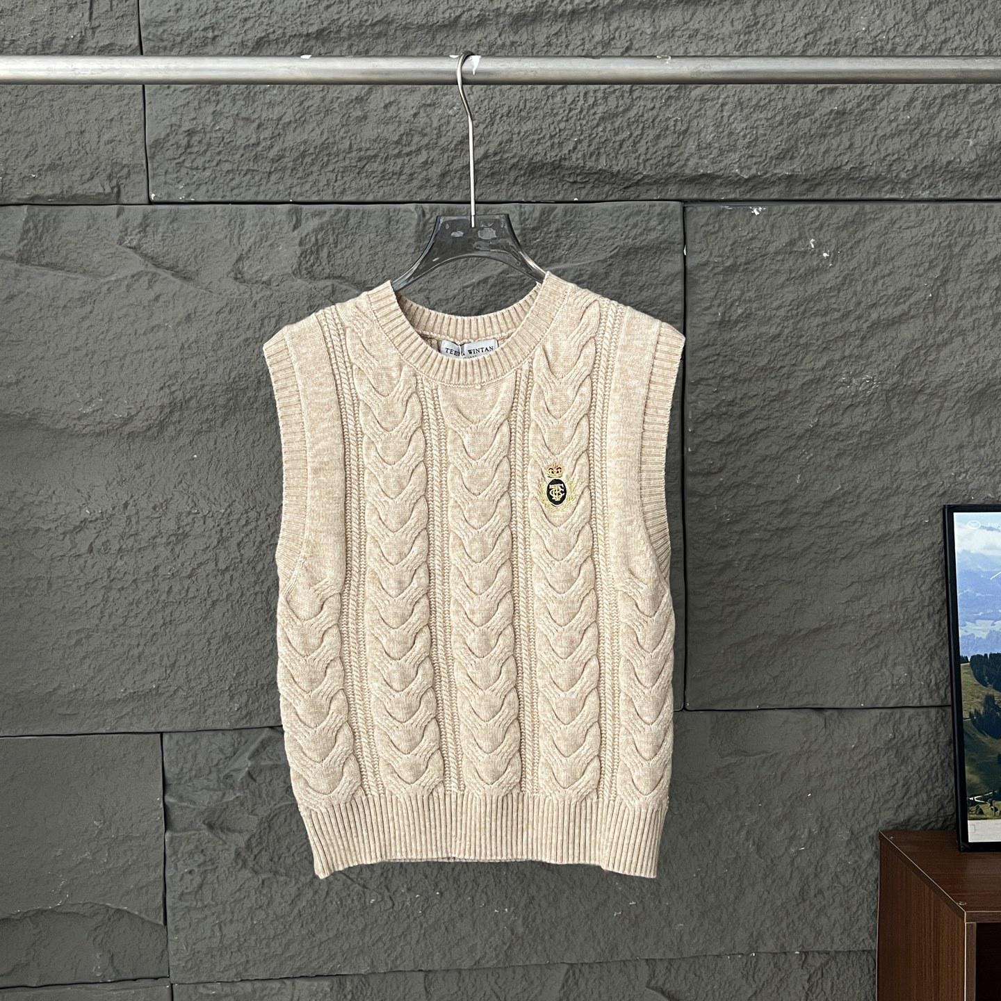 2025 Autumn Retro Cable Knit Sleeveless Women s Vest Small