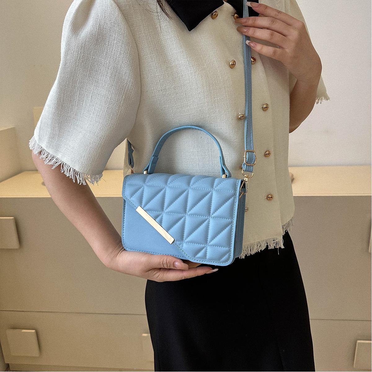 

Fashionable Quilted Handbag Magnetic & Adjustable Strap Crossbody Bag