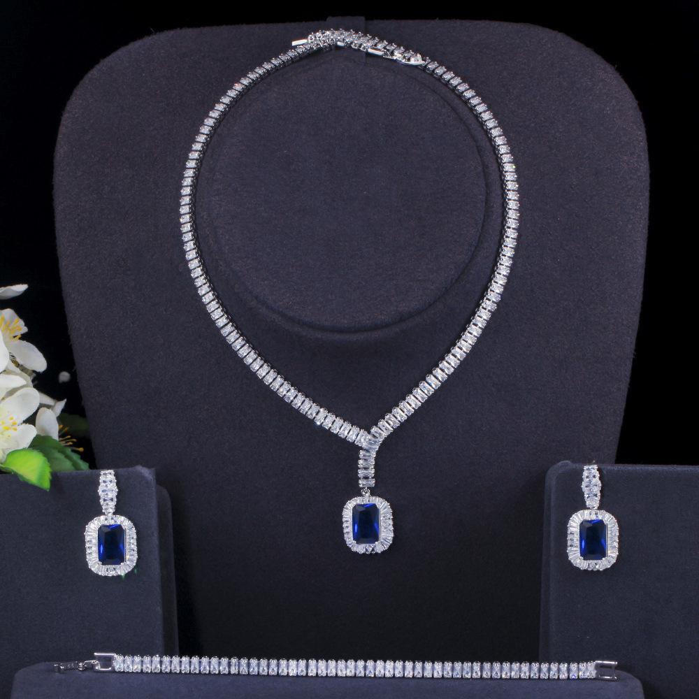 

Набор из ожерелья, серег и браслета с цирконами в форме буквы Т. Свадебные украшения. Аксессуары для платья. Набор из трех предметов.