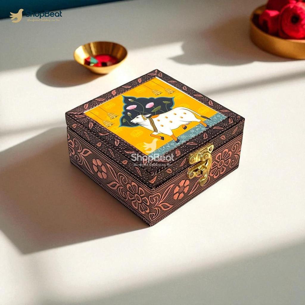 Boîte à bijoux en bois faite à la main avec design Pichwai et serrure – Finition oxydée, 10x10 cm, Organisateur pour boucles d'oreilles, bagues, collier