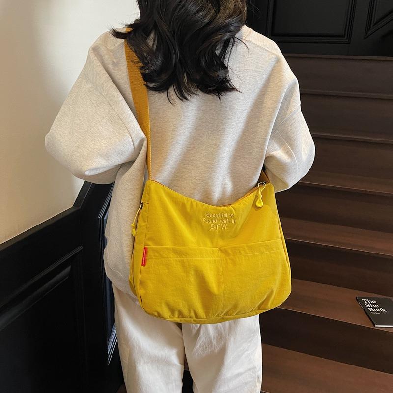 Casual waterproof nylon messenger bag shoulder cloth bag female design sense niche retro commuter dumpling bag
