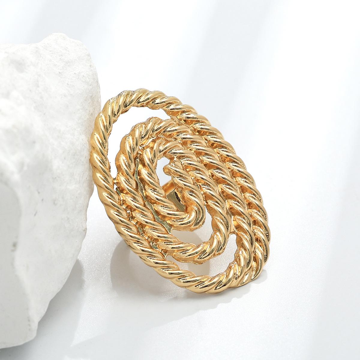 

Exaggerated ins geometric zinc alloy special-shaped bracelet, personalized design, light-sensitive surface, spring clasp hand