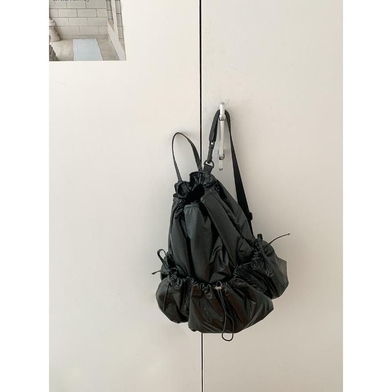 

Versatile backpack Large capacity pleated commuter schoolbag Female high school simple casual nylon drawstring backpack