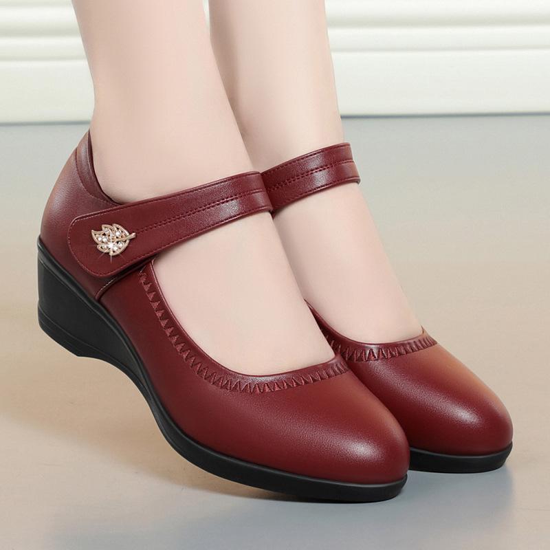 Mom shoes slope heel middle-aged single shoes spring, summer and autumn word with round head versatile shoes soft sole women's leather shoes