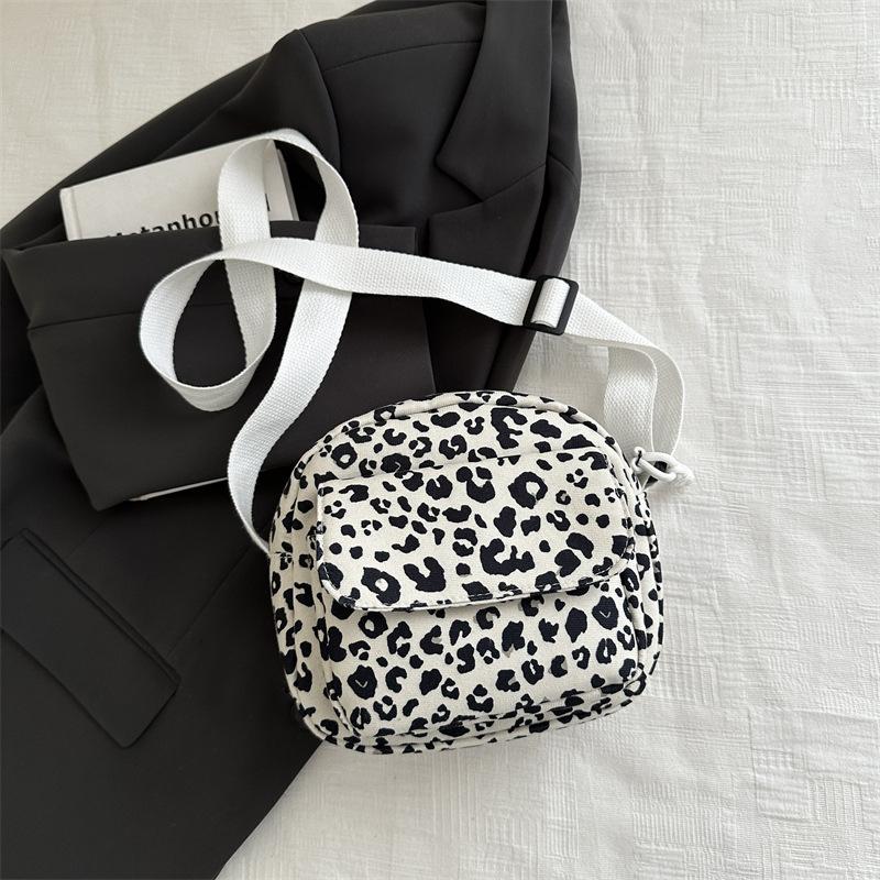 

Korean version of fashion niche design soft-sided casual leopard print shoulder messenger bag 2025 autumn new shopping commuter bag белый