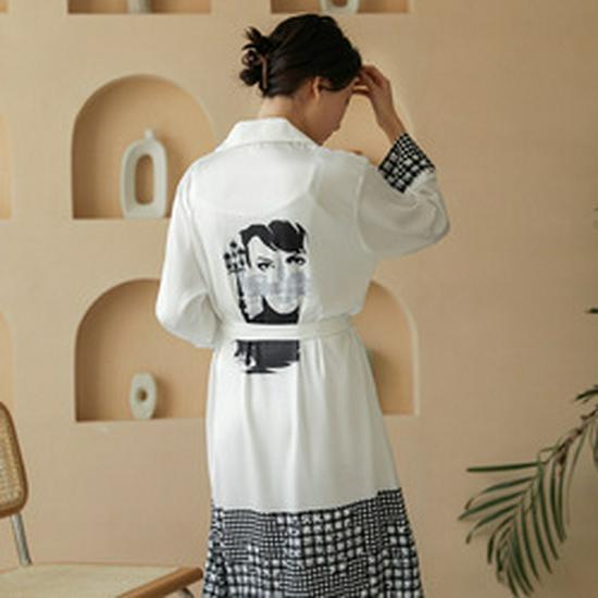 Damski Długi Szlafrok Ślubny i dla Druhen w Stylu Jedwabiu z Nadrukiem Żurawi - Oddychająca i Wygodna Piżama.