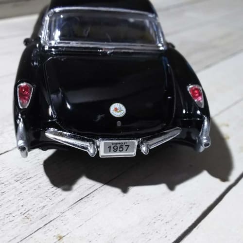 KINSMART134 Chevrolet Corvette 1957 Black Pullback Diecast Car