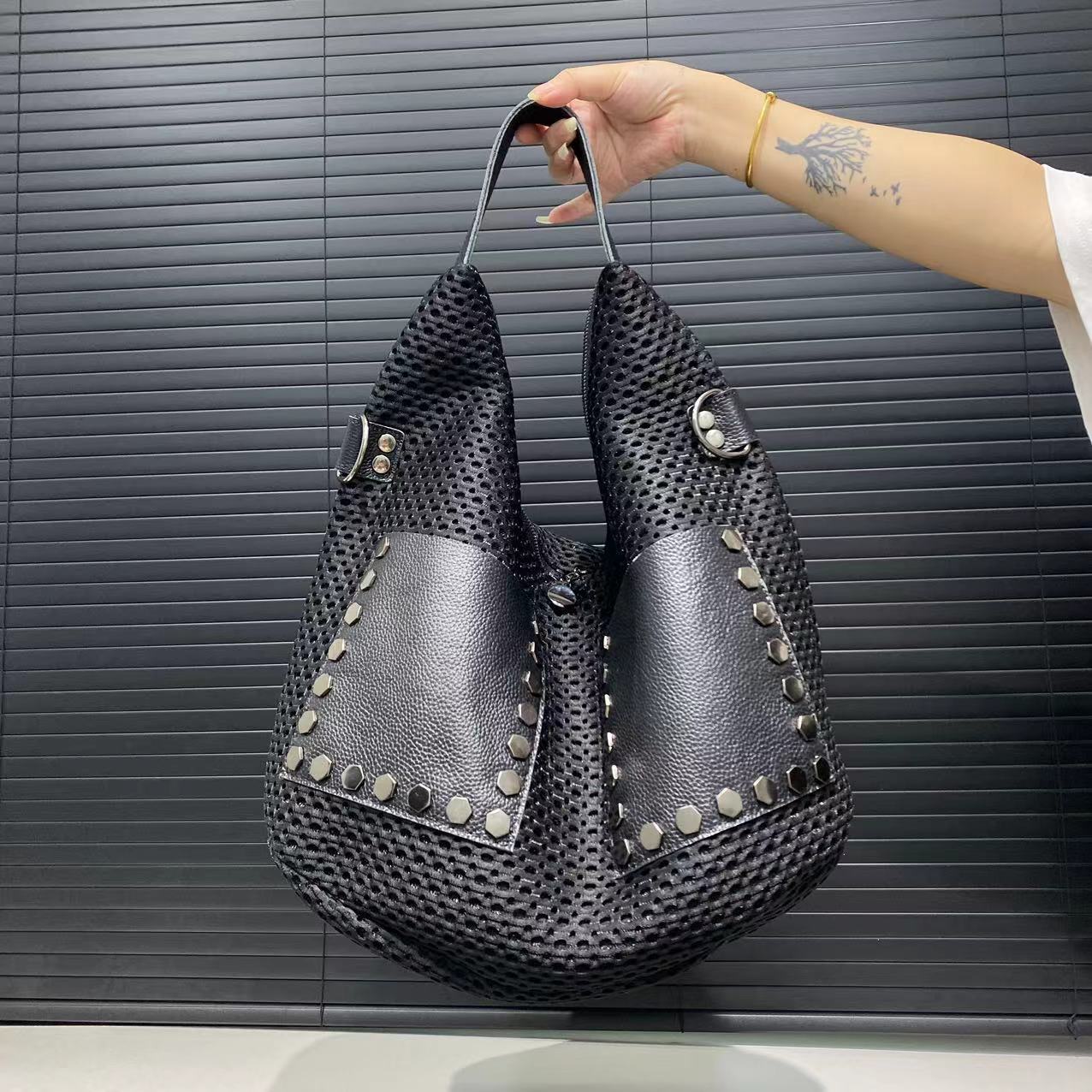 Сетчатая сумка-тоут с заклепками, большая вместимость, трендовая сумка на плечо для commuters