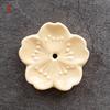 Suport ceramic pentru bețișoare parfumate în formă de floare de cireș pentru aromaterapie și decor