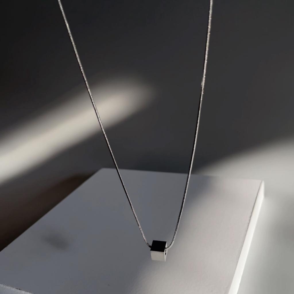 Non-fading Small Square Men's Trendy Necklace, Niche Design with a High-end Hip-hop Style, Titanium Steel Collarbone Chain