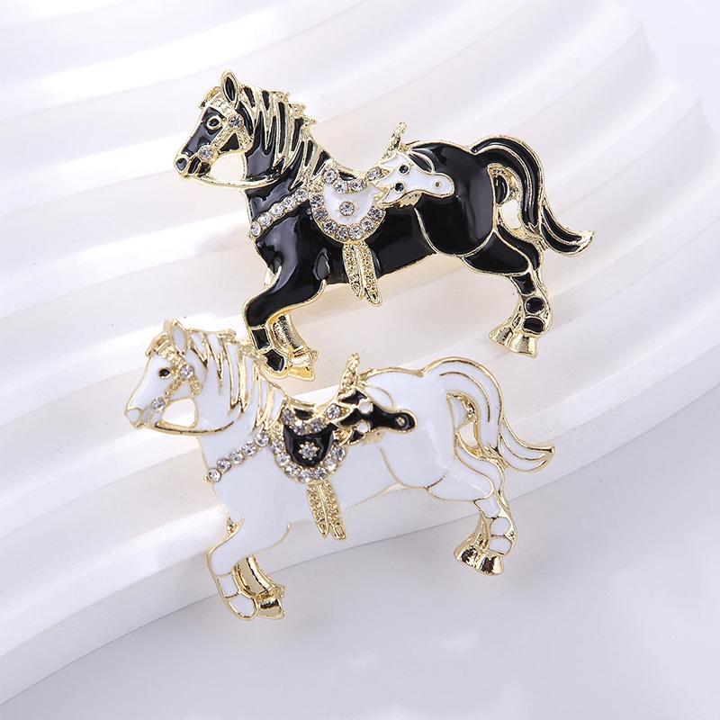 1Pc Horse Brooch Simple Alloy Exquisite Diamond Gift Metal Brooch Clothing Decoration