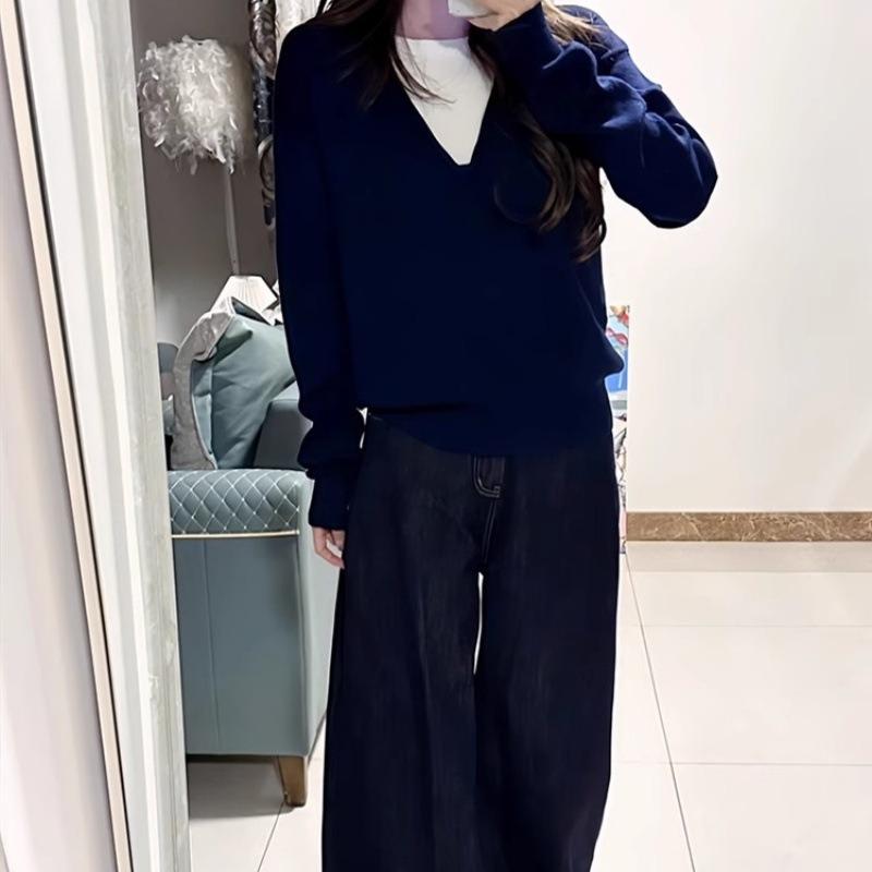 Color matching v-neck fake two-piece knitted sweater for women's autumn and winter new design sense, thin pullover sweater for women