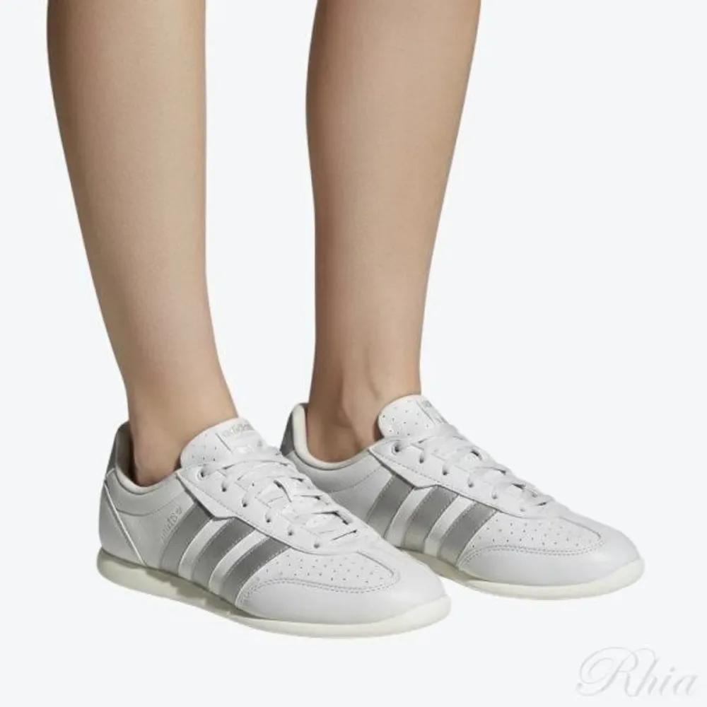 adidas HQ7386 Vareda Low CRYWHITE SILVMT OWHITE 250