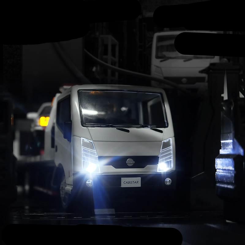 1/32 Nissan Traffic Road Rescue Wrecker Car Model Alloy Diecast Engineering Trailer Truck Model Simulation Sound Light Kids Gift