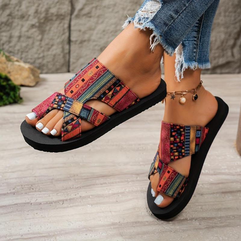 Neue, stilvolle, große, flache Damensandalen, neue modische, lässige, flache Damenpantoffeln.