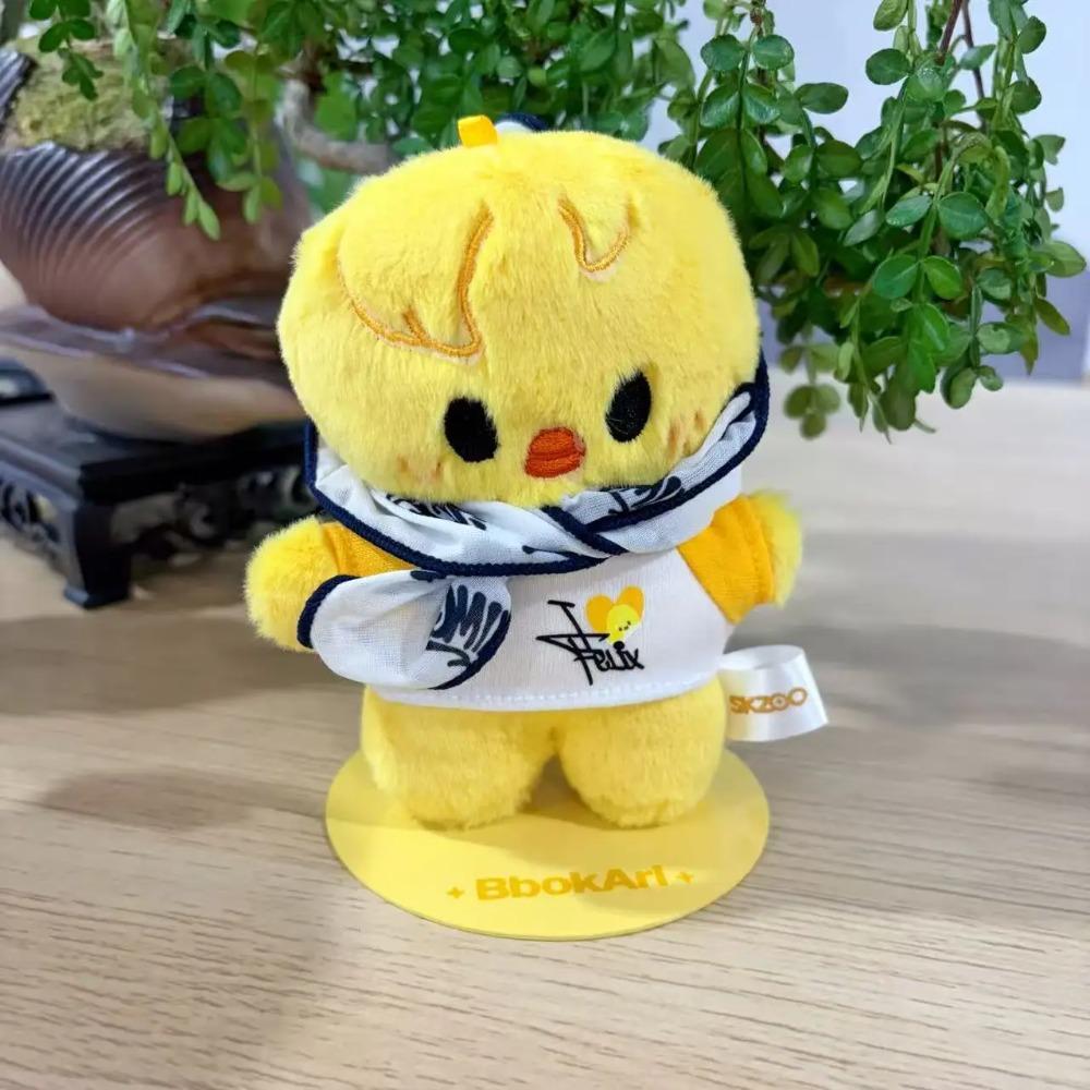 Najnowszy pop-up store skzoo w 2025 roku zawiera magnetyczną lalkę stojącą w uroczej kreskówkowej pozie jako figurkę prezentową oraz celebrytę.