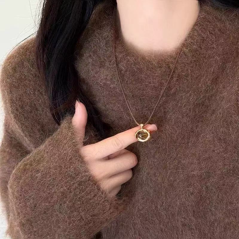 Japanese matte premium leaf pendant necklace women's premium long versatile accessories old retro sweater chain
