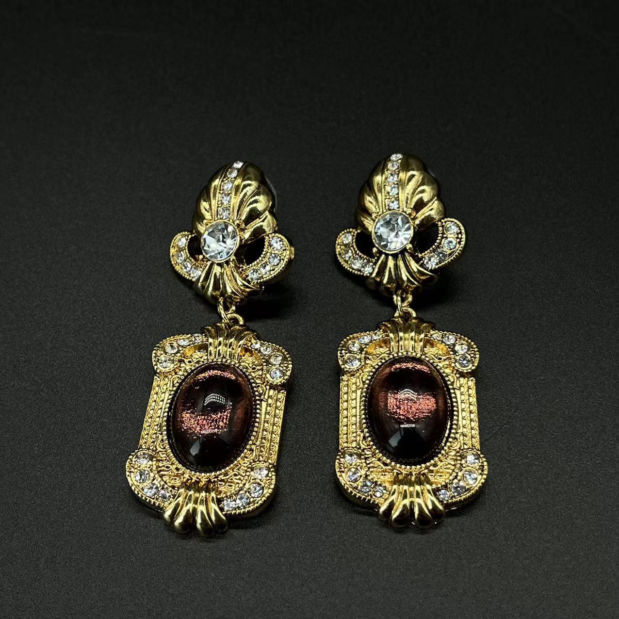 

Винтажные серьги-подвески в придворном стиле с квадратными кристаллами и инкрустацией стразами - Роскошный ретро-дизайн