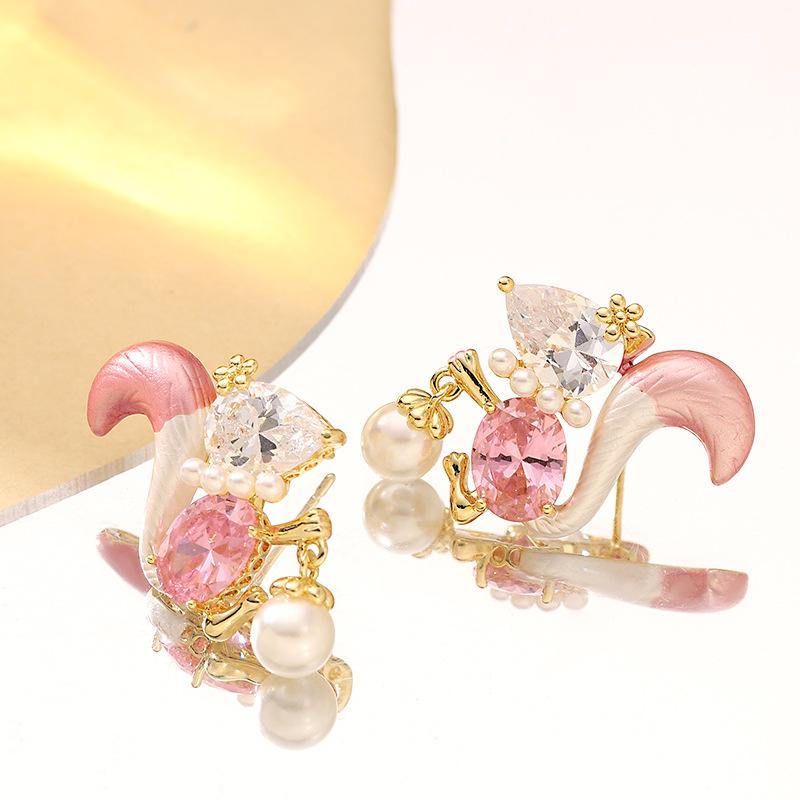 

French gentle temperament, small fragrance, diamond-set pearl dripping oil, little squirrel stud earrings, light luxury high-end versatile earrings. розовый