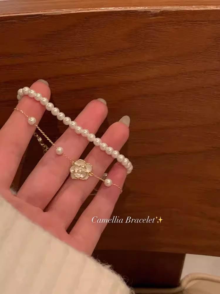 

Двухслойный браслет из жемчуга «Камелия» для женщин — элегантное, изысканное и изысканное украшение для рук высшего качества.
