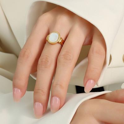 Fransız Retro Beyaz Fritillarya Oval Yüzük Titanyum Çelik Elektrokaplama 18 Altın Hepburn Tarzı İşaret Parmağı Yüzüğü Kadın Niş Hafif Lüks Takı
