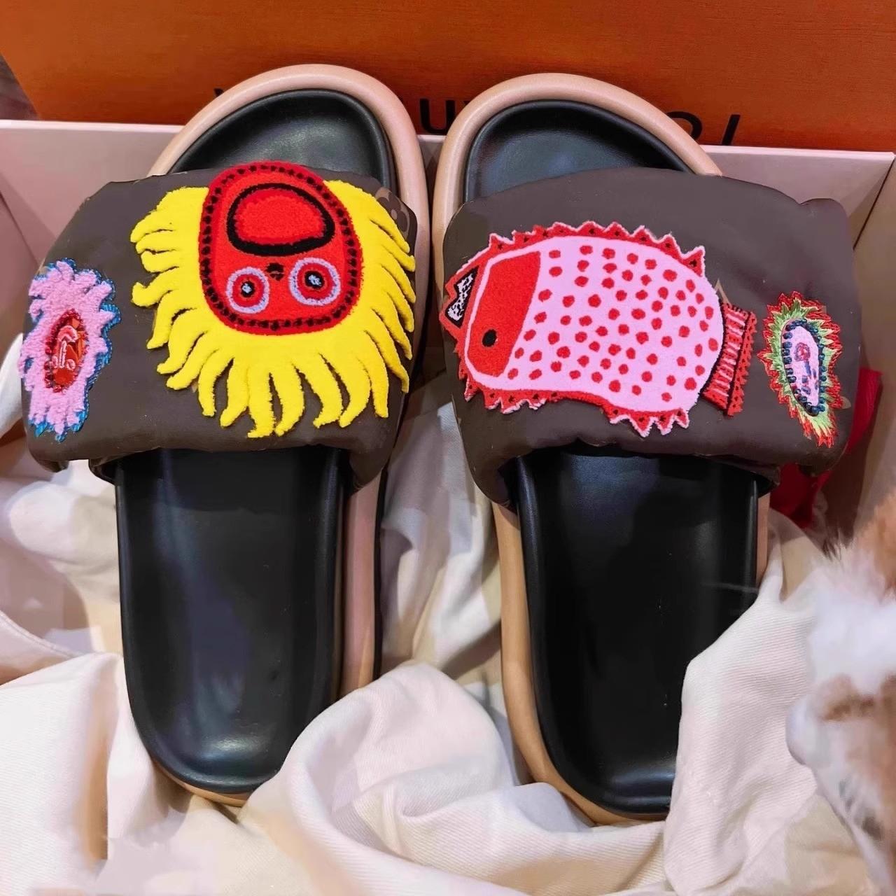 

Thick-soled chubby sofa sandals grass Yayoi summer new dad embroidered slippers versatile outer wear beach shoes female trend 35 темно-коричневого