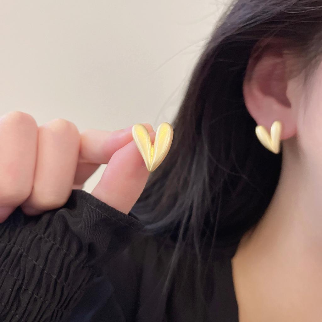 Simple Design Retro Love Metal Heart-shaped Matte Gold Earrings A Versatile Daily Accessory for Girls In 2025 Fashion Jewelry