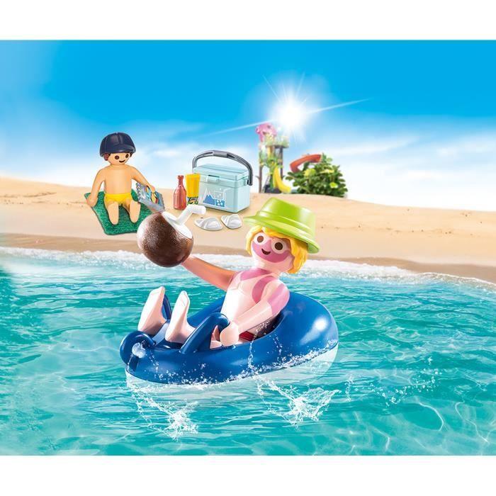 Family fun vacancier avec coups de soleil et bouée