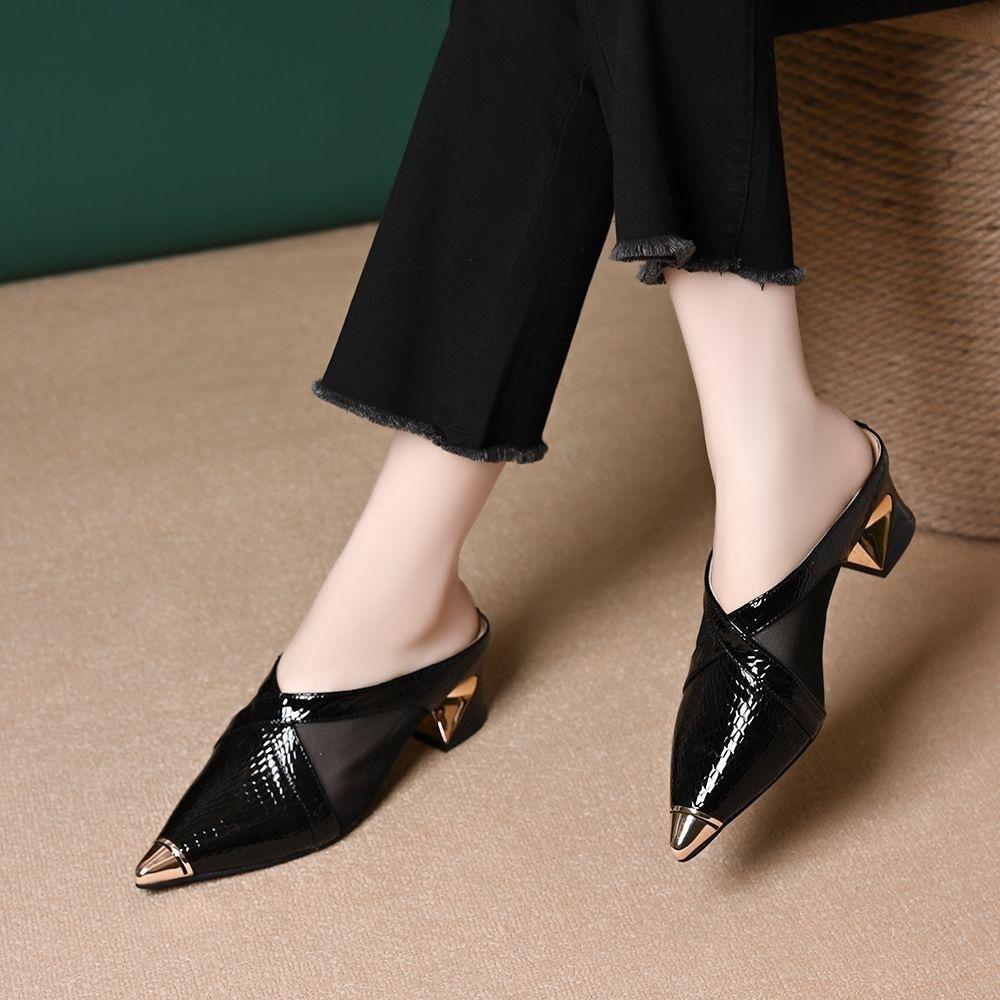 

Весенне-летние новые металлические туфли-полушлепанцы с острым носком на среднем каблуке, женская обувь на толстом каблуке, подковы и сумка для通勤, сандалии с закрытым носком 34 чёрный