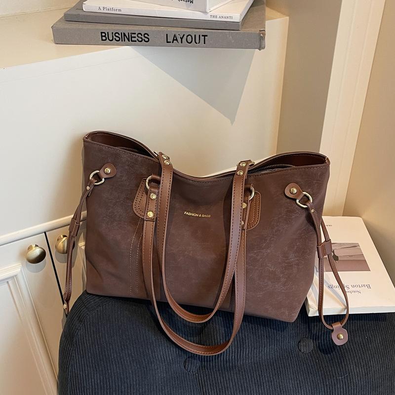 

Simple large-capacity underarm bag women s autumn new retro commuter shoulder tote bag fashion handbag темно-коричневого