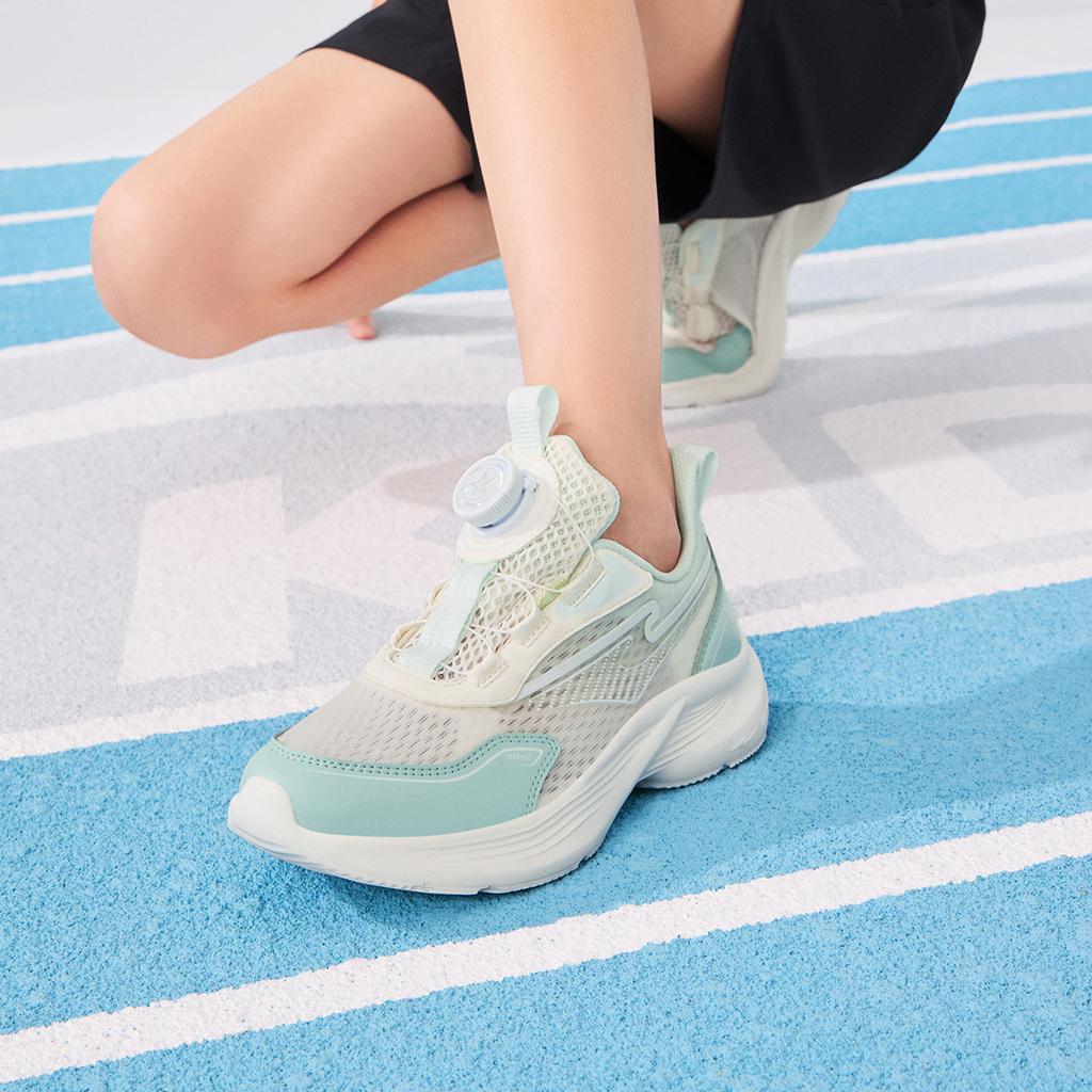 Hongxing Erke Childrens Flowing E Color Synthetic Leather Fabric Fashion Outdoor Physical Test Low-Top Running Shoes Unisex sneaker 65123203037-012