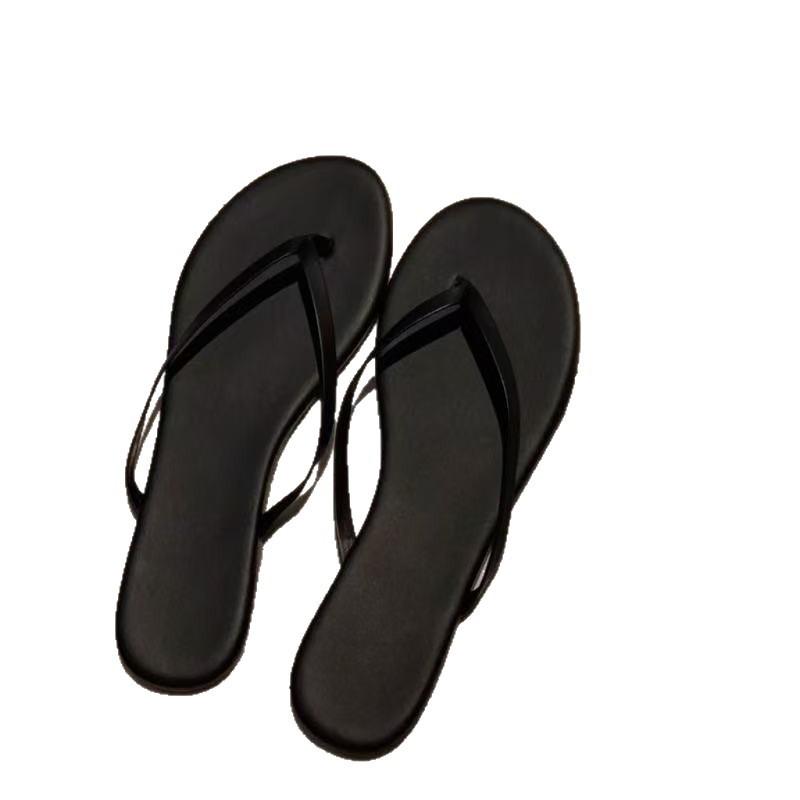 Klype føtter røde flate flip-flops sko kvinner bruker ved sjøen strand sandaler om sommeren