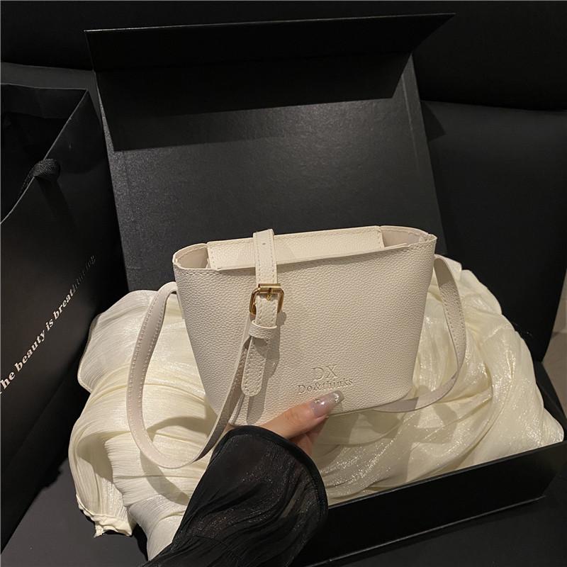 

Spring and summer popular simple solid color messenger bag new fashionable versatile high sense shoulder bucket tote bag women белый