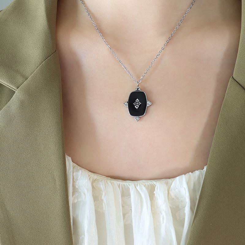 Gold-Plated French Retro Oval Pendant Necklace with Drip Glaze for Women