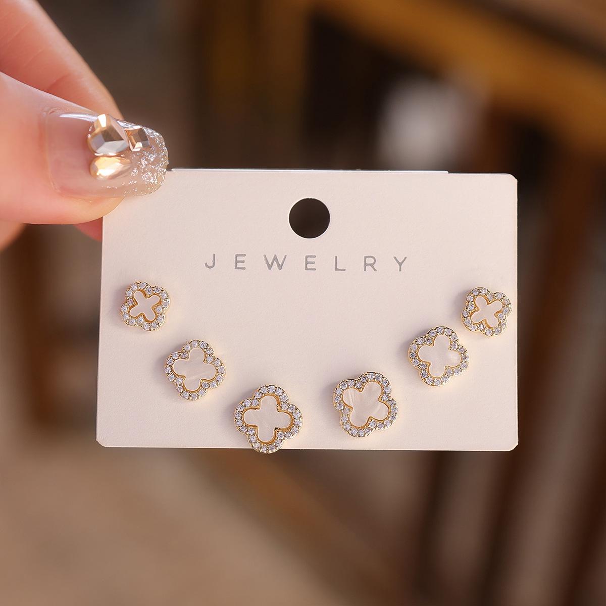 

Серьги-пусеты «Четырехлистный клевер» с перламутром и иглой из серебра 925 пробы - Изысканный корейский стиль