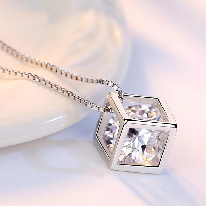 Collier Cube de Rubik Amour Collier Chaîne Clavicule Simple Personnalisé Japonais et Coréen pour Femmes