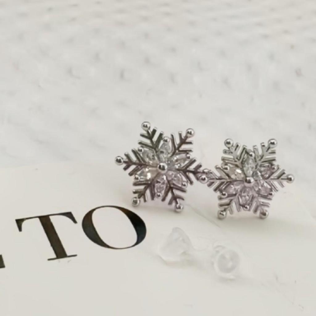Ladylike Snowflake Stud Earrings – Elegant, Stone-Embellished Ice Flower Design for Women