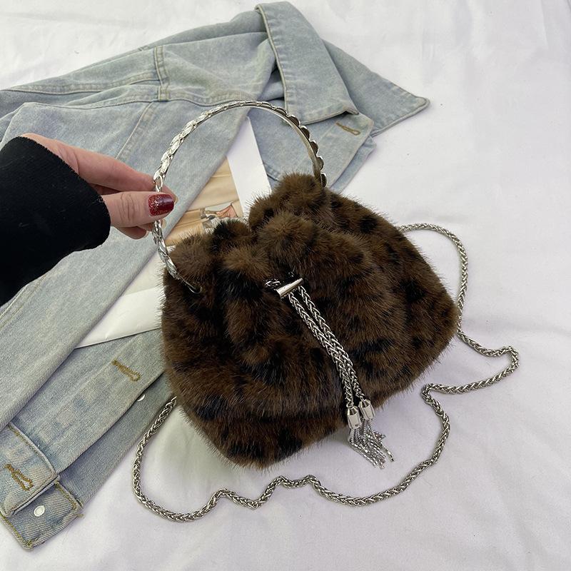 

Нишевая сумка Mao Mao модная женская сумочка 2025 новая трендовая высококлассная текстура плюшевая цепочка сумка-мессенджер