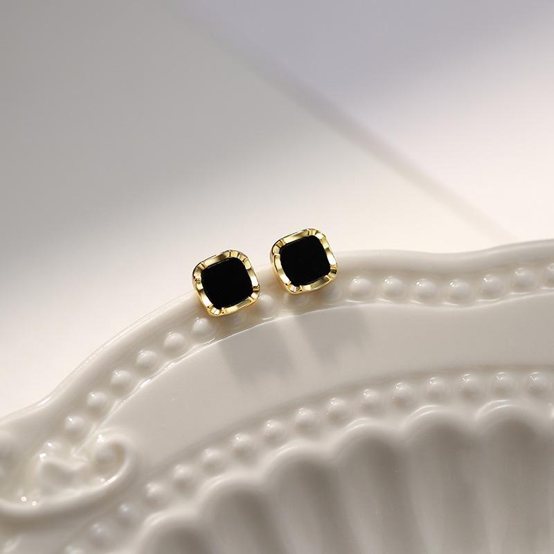 Elegant Black Square Stud Earrings for Women – Minimalist Luxury Design, Versatile for Everyday Wear