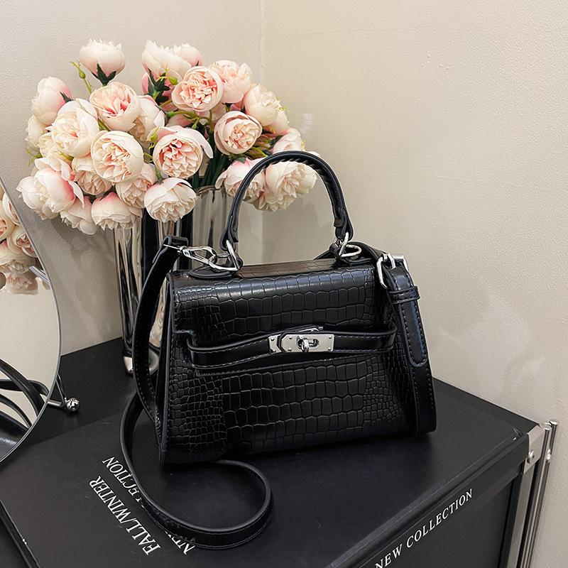 French Niche Texture Hand Bag 2025 New Women's Bag Fashionable Simple Messenger Bag Popular Casual Small Square Bag