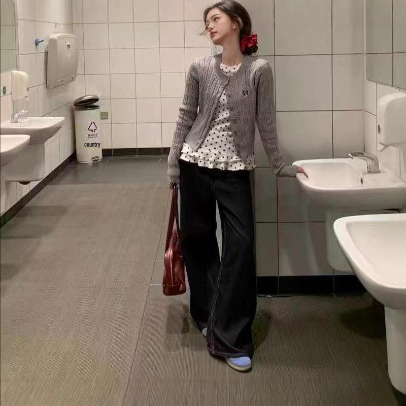 Damska biała koszulka z długim rękawem w grochy z falbanką - wyszczuplająca, słodka wiosenna stylizacja