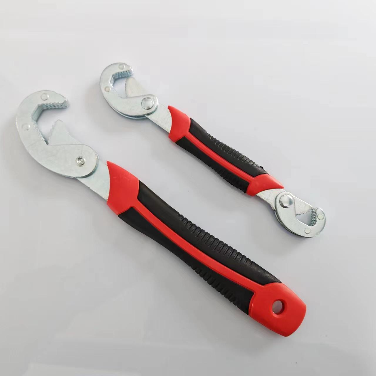 

Разводной гаечный ключ двойного назначения: Многофункциональный трубный хомут с большим отверстием и зубчатой рукояткой для универсального использования.