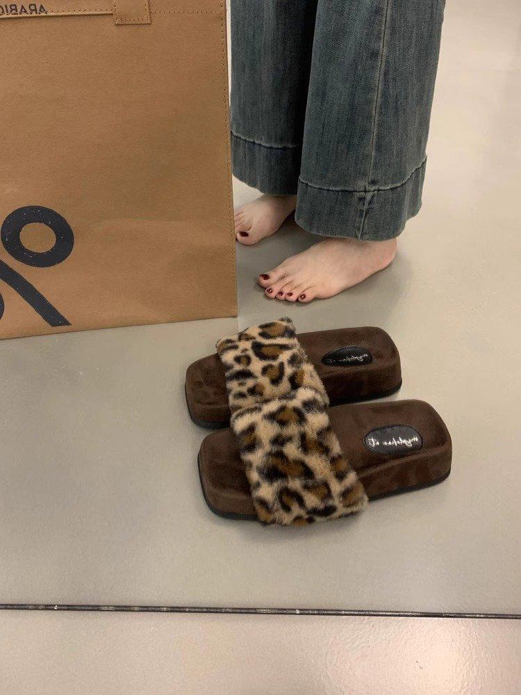 

2024 autumn and winter new thick-bottomed square head lazy hairy slippers wear warm and comfortable versatile Internet celebrity slippers women 40 леопардовий