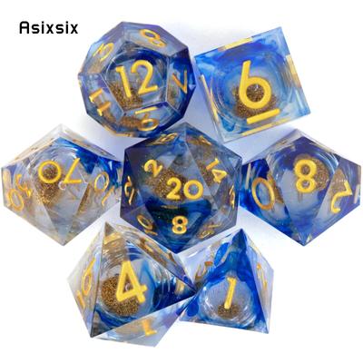 7 Stück blau fließender Sand, goldene Zahlen, scharfkantige Harzwürfel, polyedrische Würfel, geeignet für Rollenspiele, RPG-Brettspiele