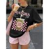 T-shirt Estiva con Stampa Fragola e Matcha Bevanda al Matcha Freddo Testo Rosa Grafica Donna Oversize Casual per Uso Quotidiano